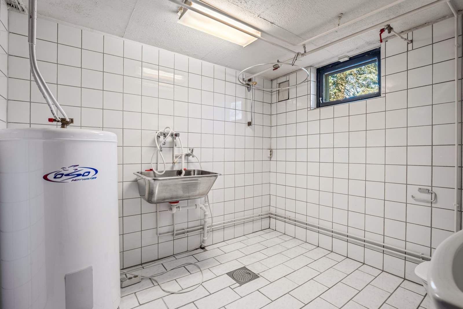 Flislagt vaskerom med toalett Galleribilde