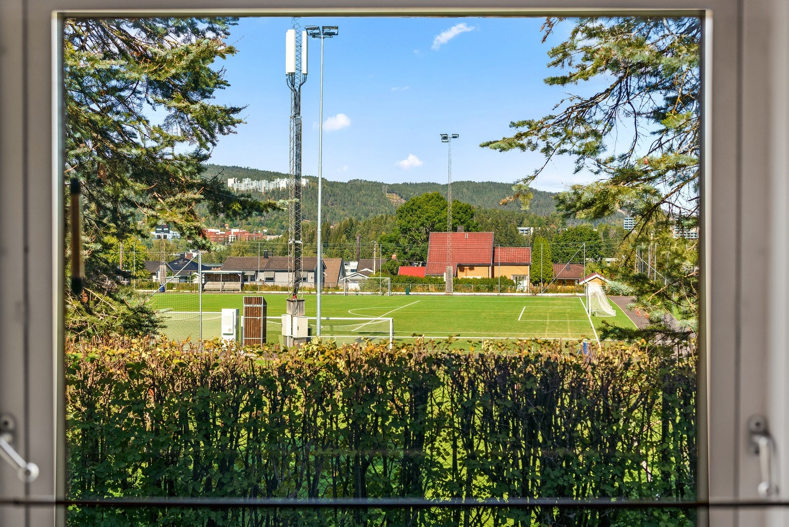 Kjøkkenet har et stort vindu som gir gode lysforhold under matlagingen - Utsyn til idrettsplassen Galleribilde