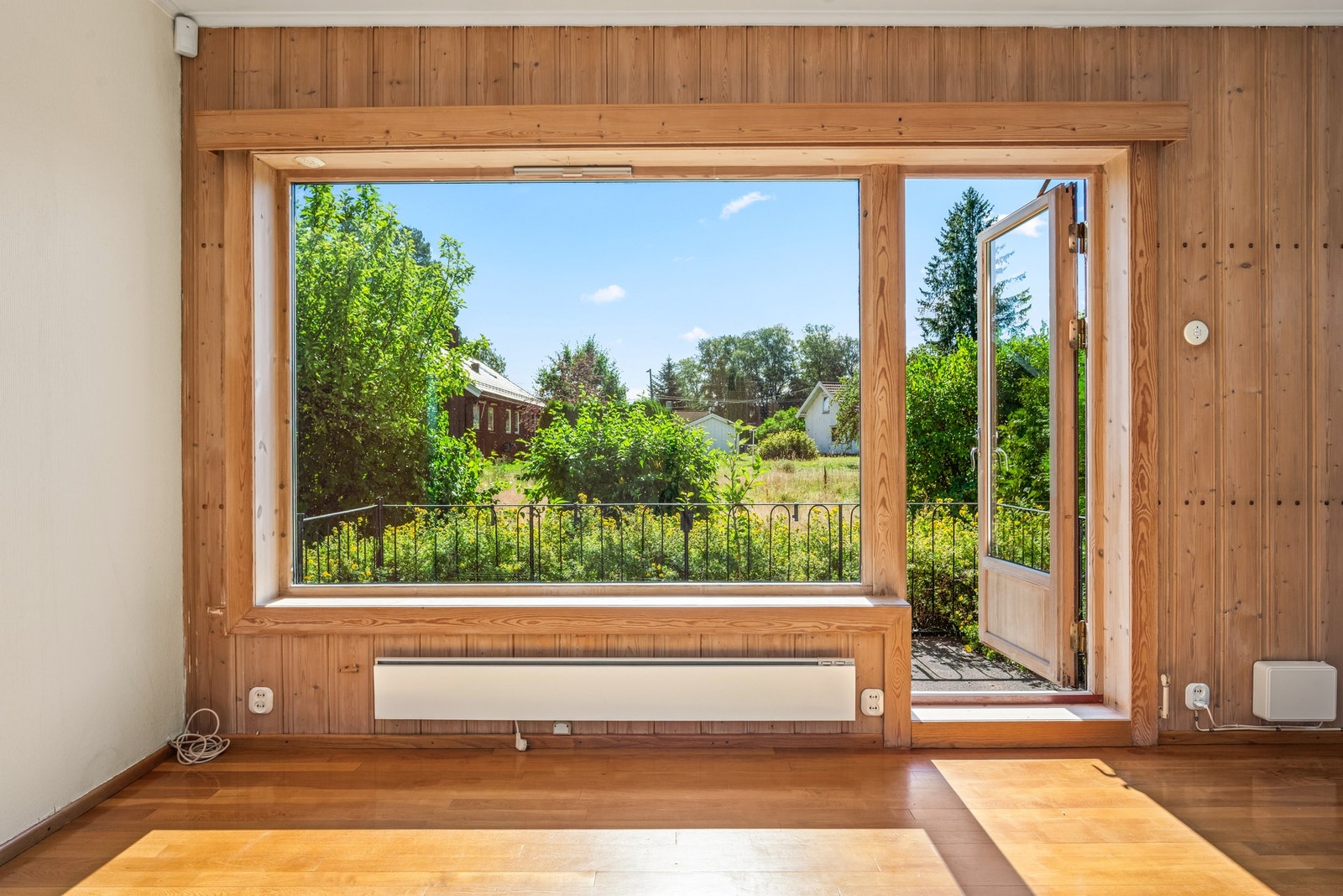 Det er utgang til terrasse, som er en fin forlengelse av stuen på sommerstid Galleribilde