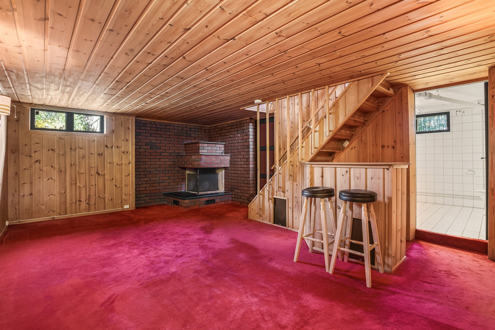 Under trappen er det laget en barløsning med plass for barstoler. Ellers har rommet plass for sofa, sofabord m.m Galleribilde