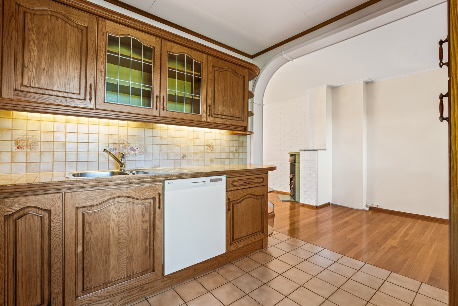 Boligen har et delvis separat kjøkken med åpning mot spisestue Galleribilde