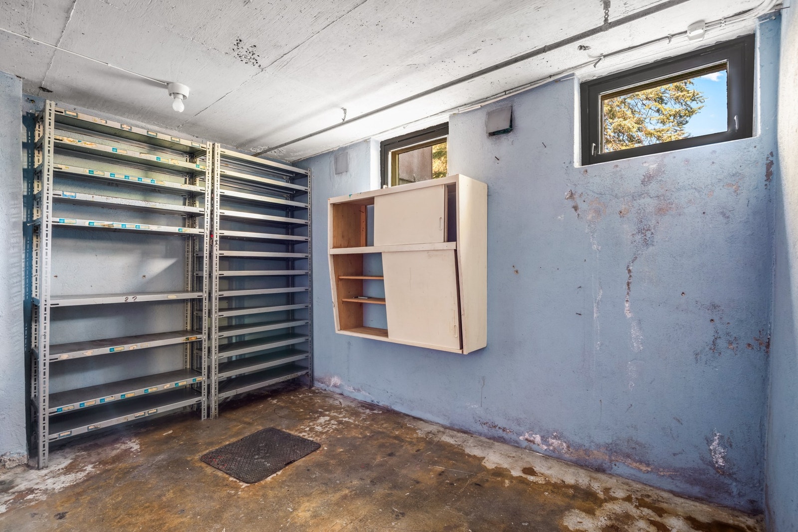 Kjelleren har 2 boder med god lagringsplass Galleribilde