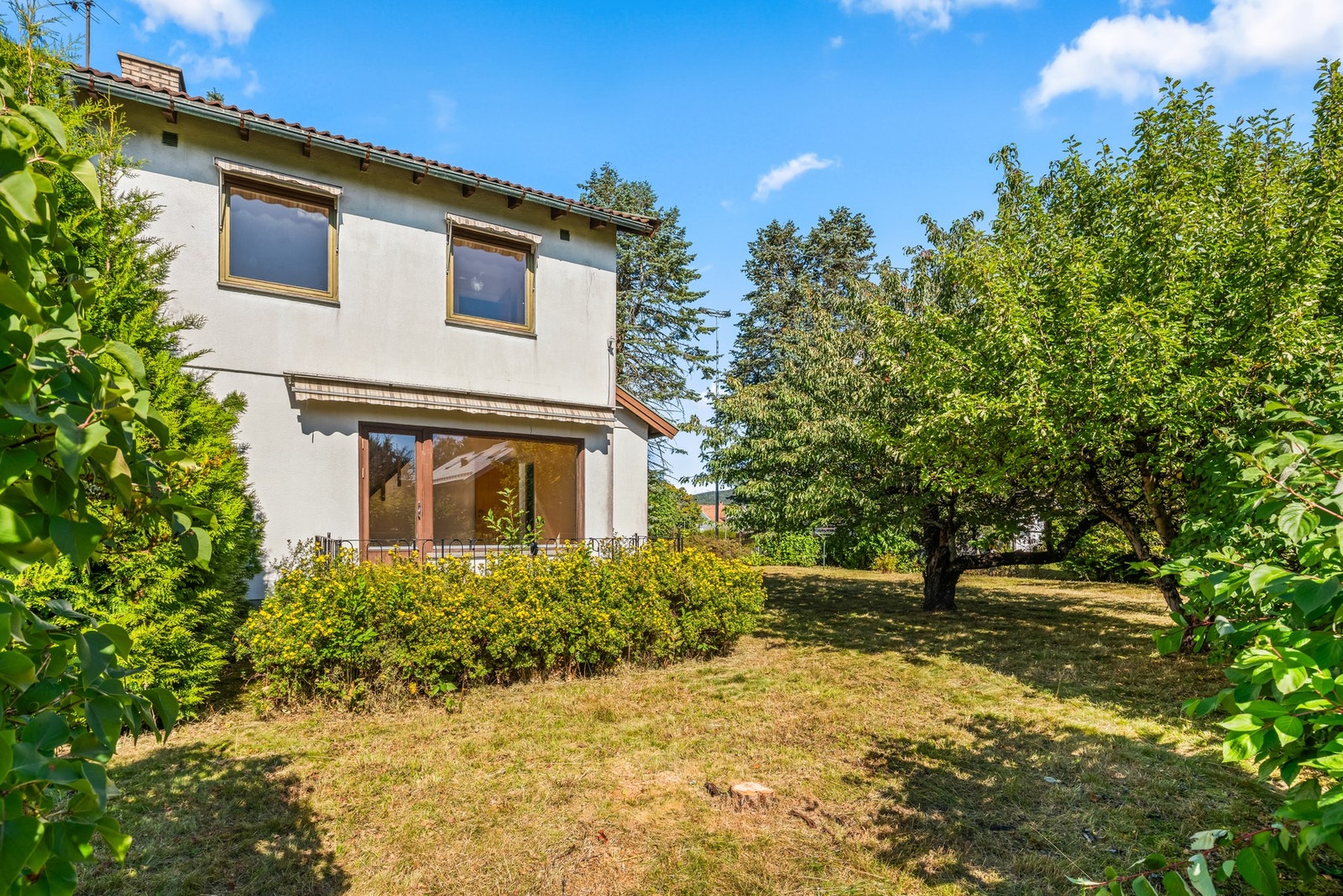 Halvpart av vertikaldelt tomannsbolig over 3 plan med oppussingbehov og stort potensiale Galleribilde