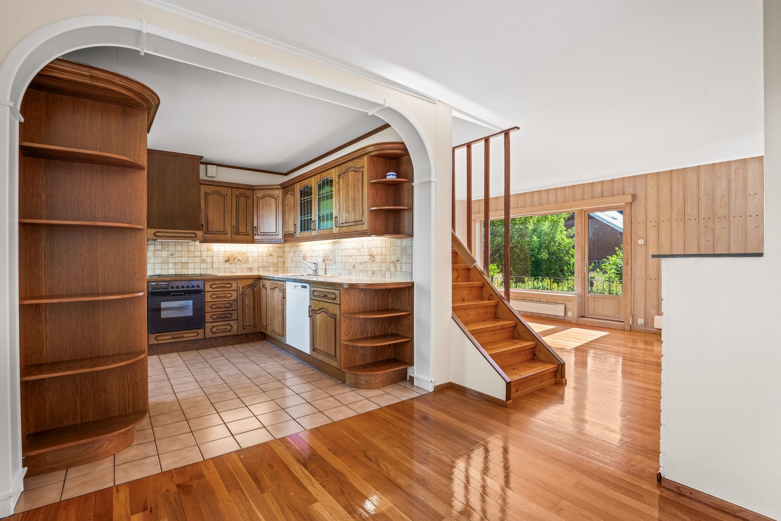 Første etasje består av entré/gang, stue, spisestue og kjøkken Galleribilde