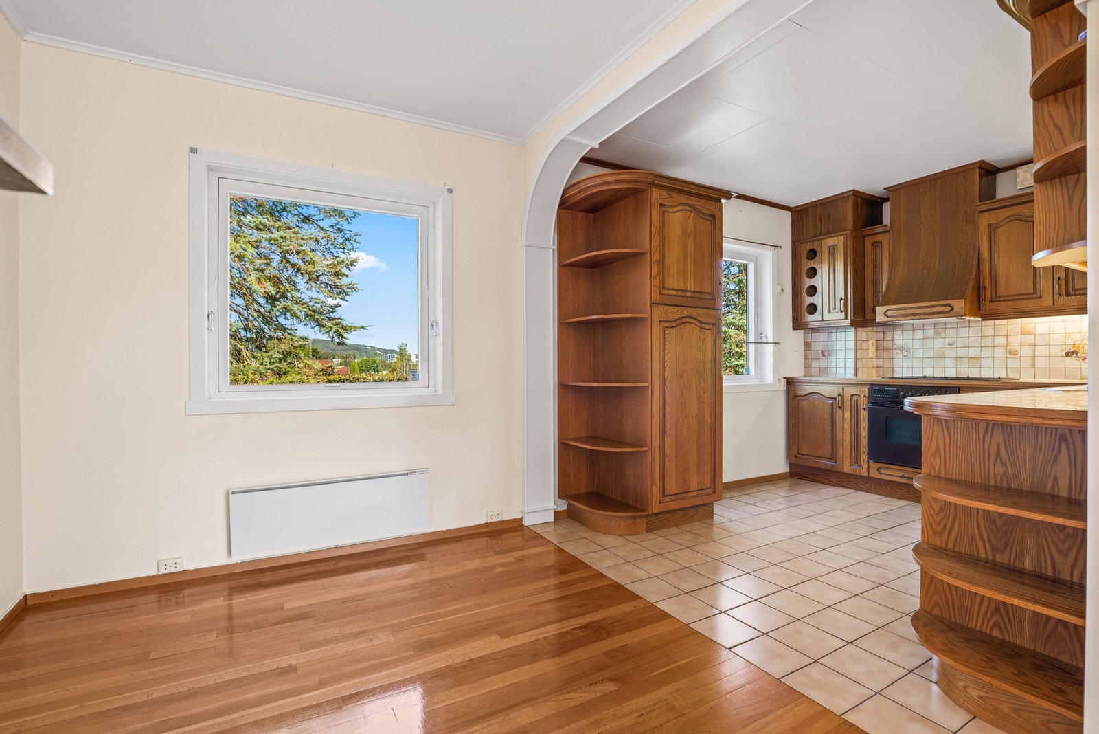 I spisestuen som ligger i tilknytning til kjøkkenet er det en fin plass for spisebord Galleribilde