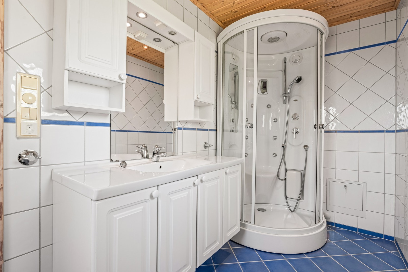 Badet har dusjkabinett med steamfunksjon Galleribilde