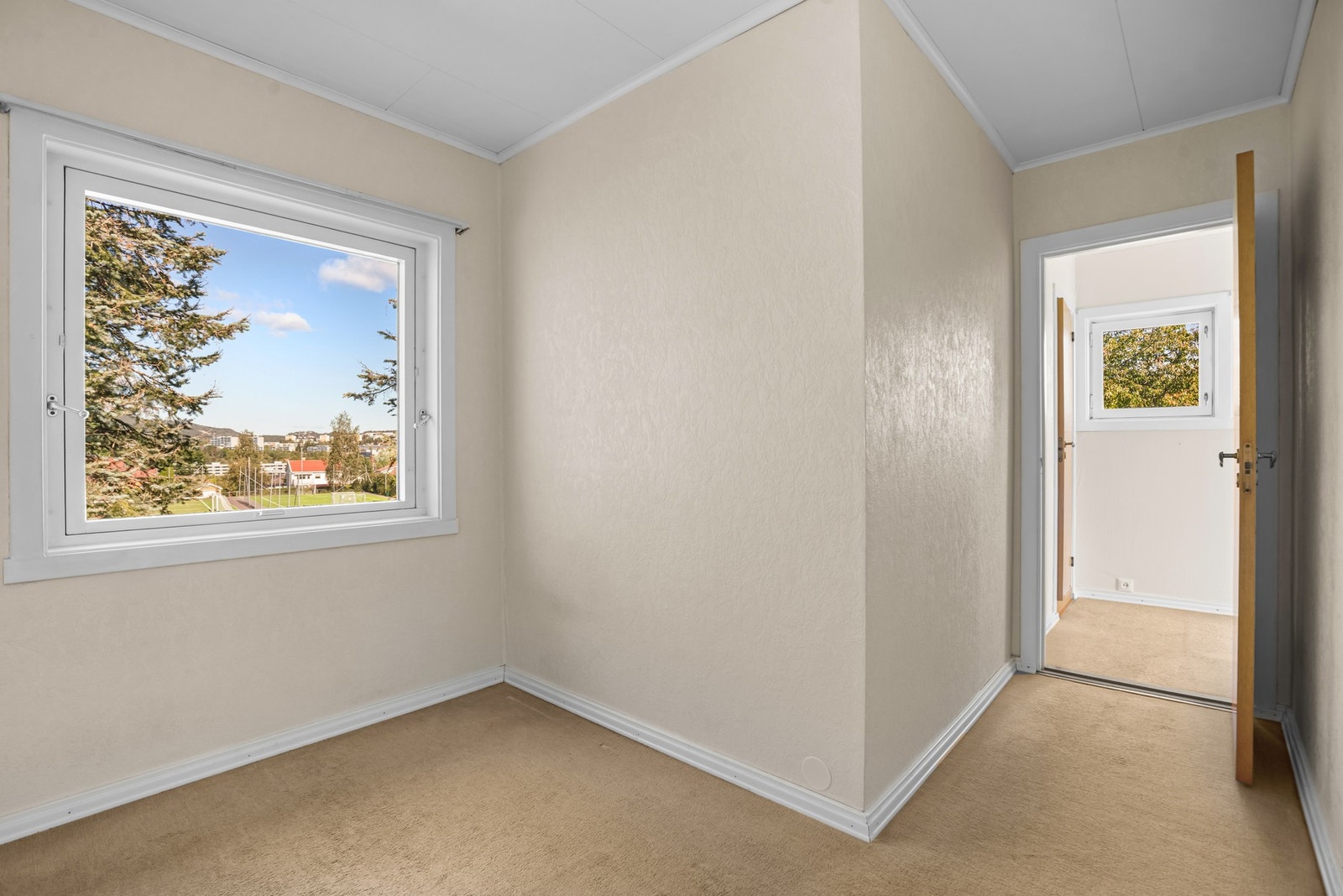 Soverom 2 med utsyn over idrettsplassen Galleribilde