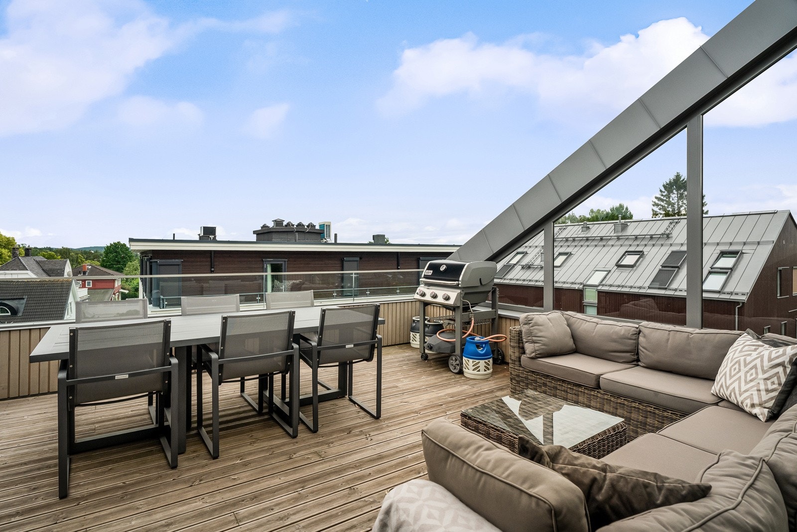 Leiligheten har en stor solrik takterrasse på hele 27 m² Galleribilde