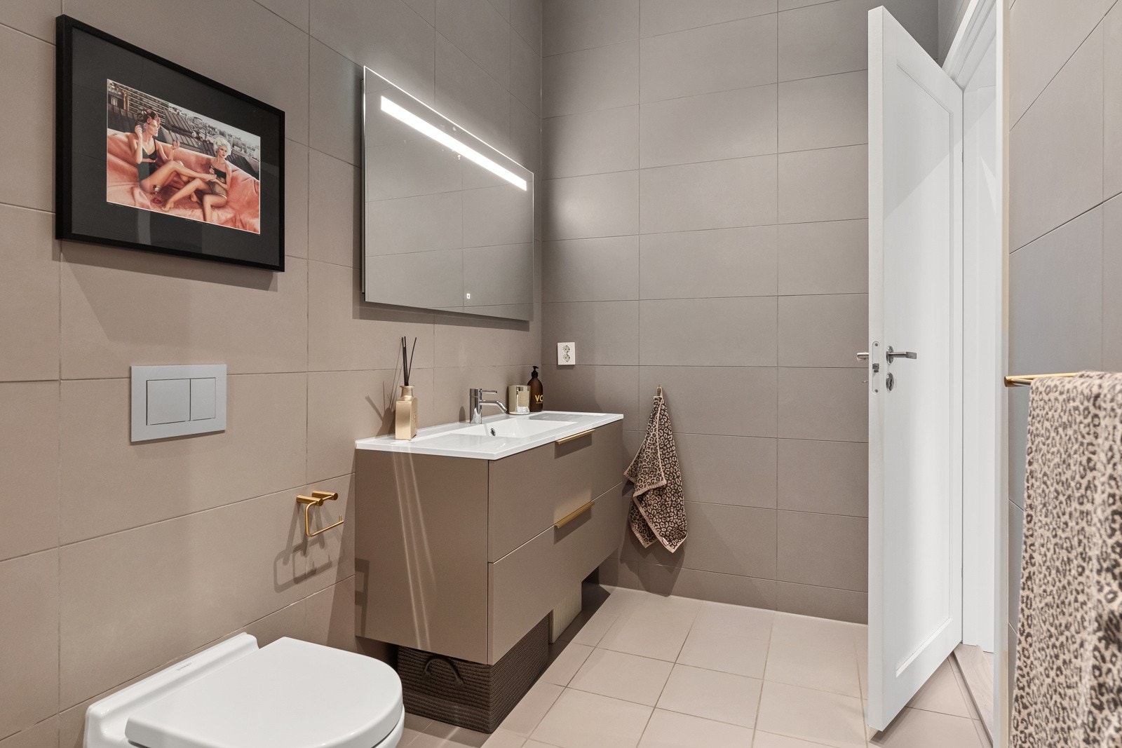 Lekker innredning med skuffer og heldekkende toppservant og ettgreps kran Galleribilde