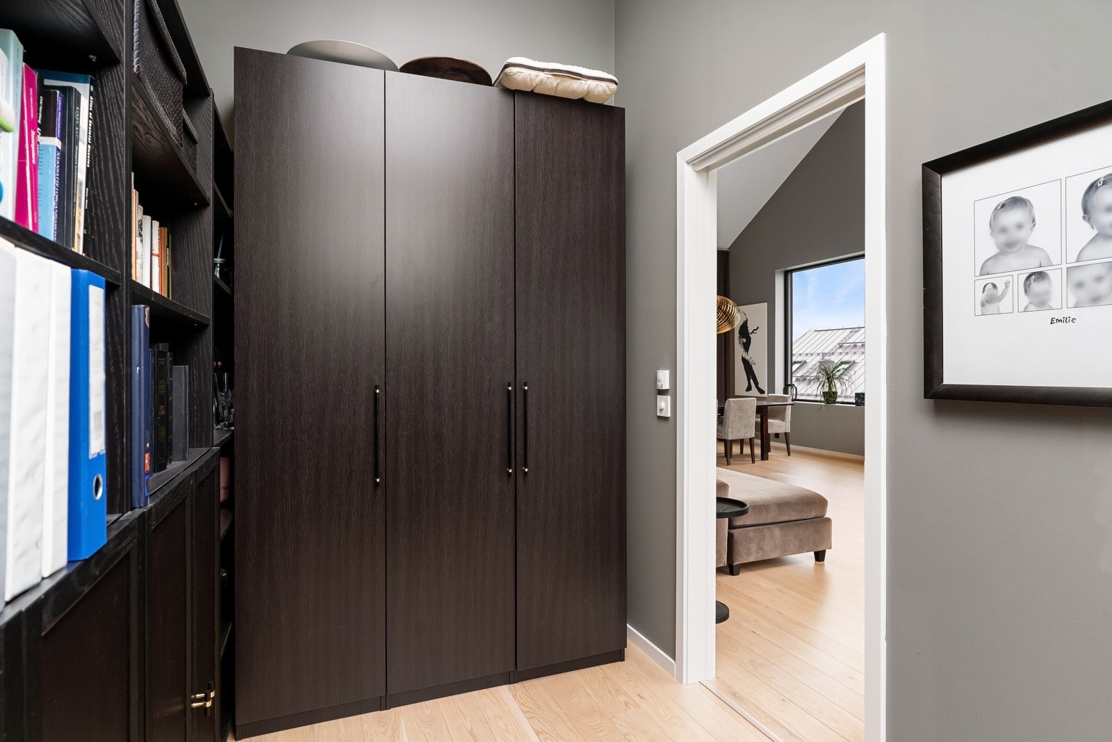 På kontoret har du god plass til hylleløsninger, for praktisk lagring av utstyr Galleribilde