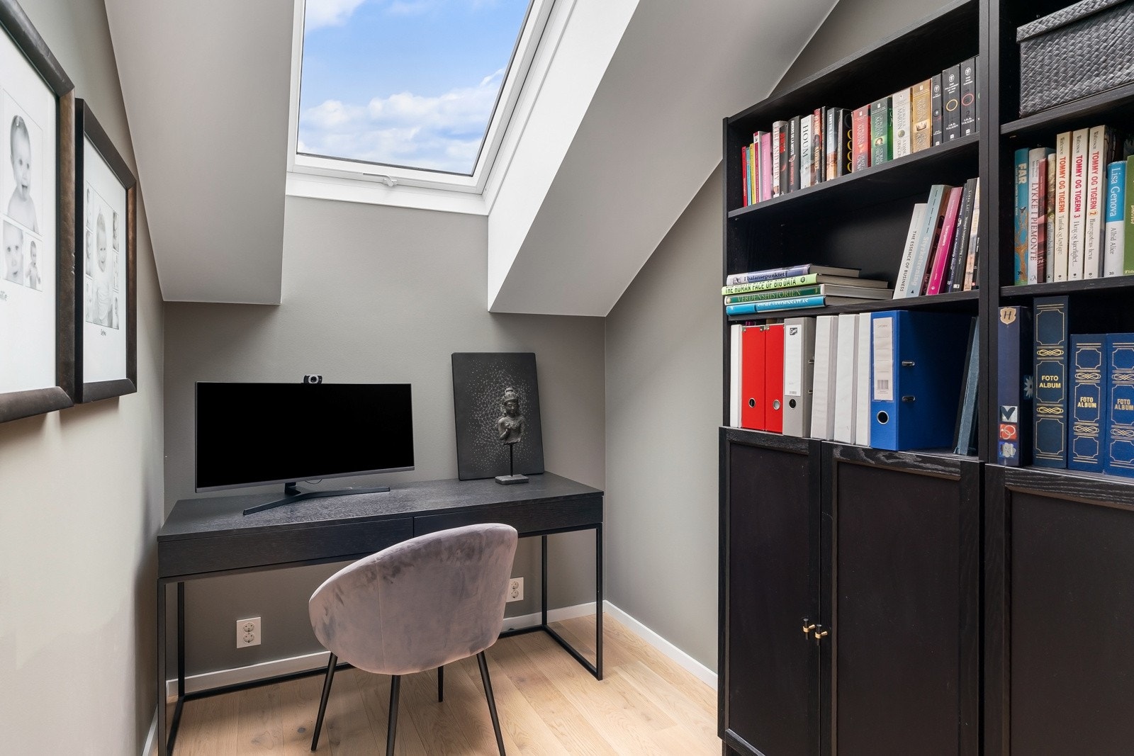 Innenfor stuen er det innredet kontor med egen dør Galleribilde