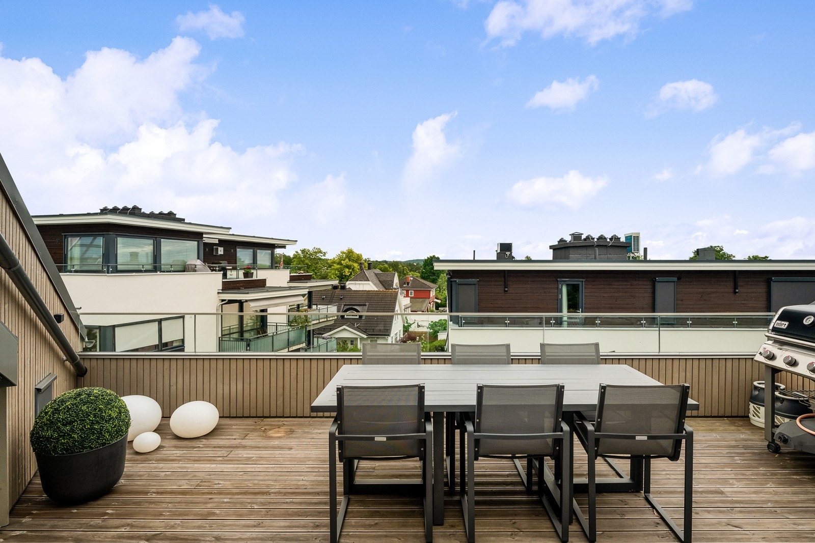 Med utgang fra stuen utgjør takterrassen en praktisk og flott forlengelse av boarealet på godværsdager Galleribilde