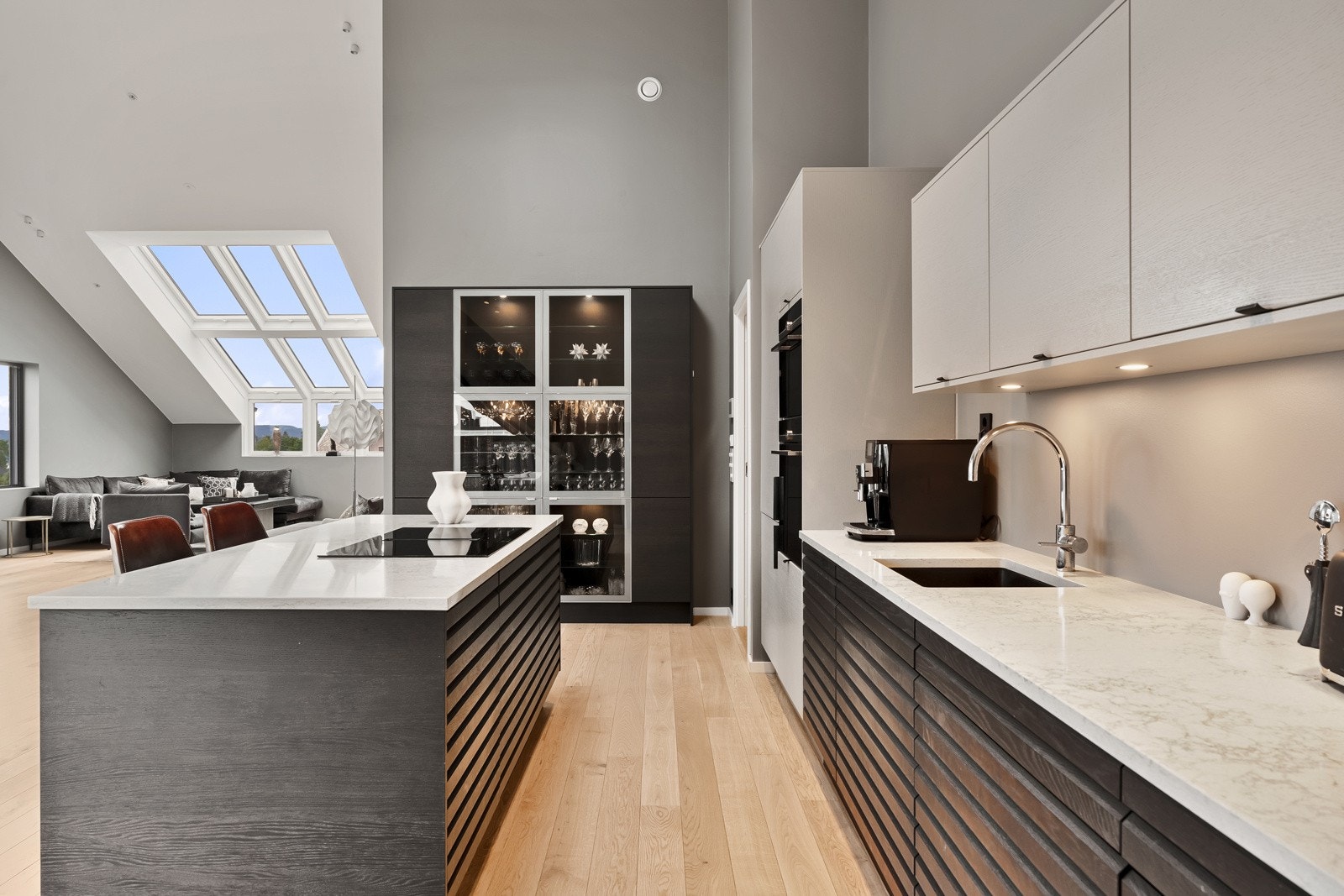 Plassert i en åpen planløsning mot stuen, er rommet perfekt for kombinert matlaging og underholdning av gjester Galleribilde