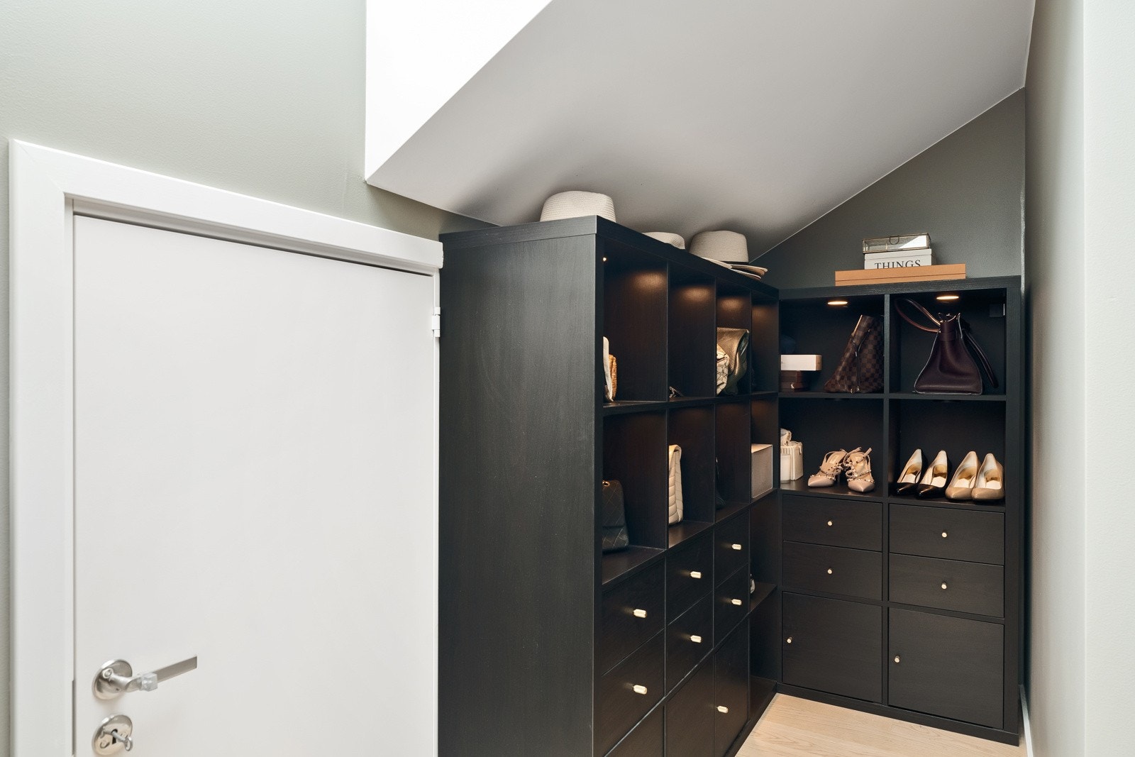 Fra soverommet har du tilgang til kott, perfekt for ekstra lagring av diverse utstyr Galleribilde