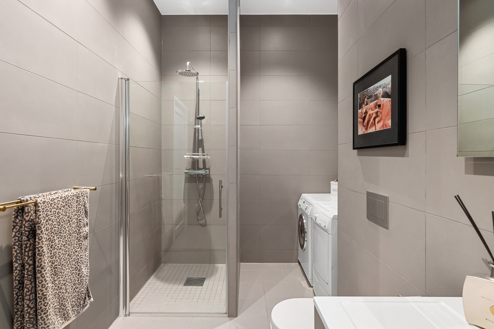 Flislagte gulvflater med varmekabel og nedsenk i dusjsonen. Galleribilde