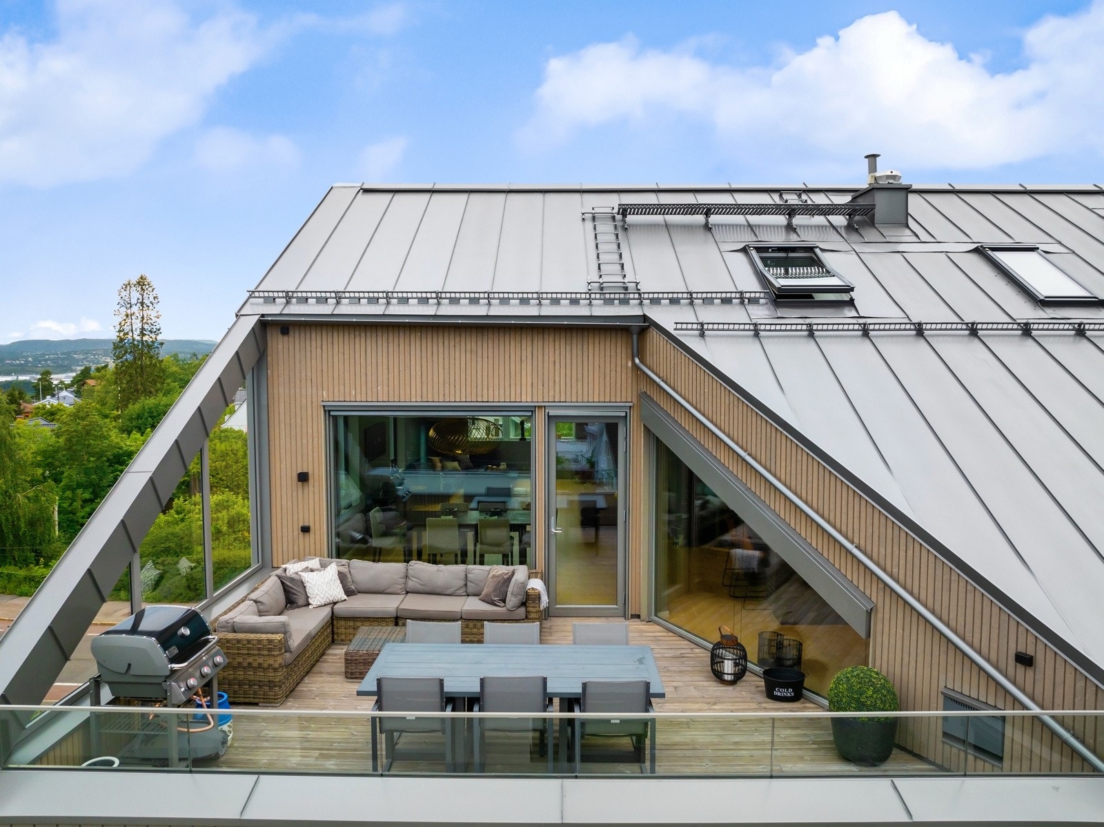 Vinduer på vestsiden av terrassen som vindbeskyttelse. Stikkontakt og lampe på vegg. Galleribilde