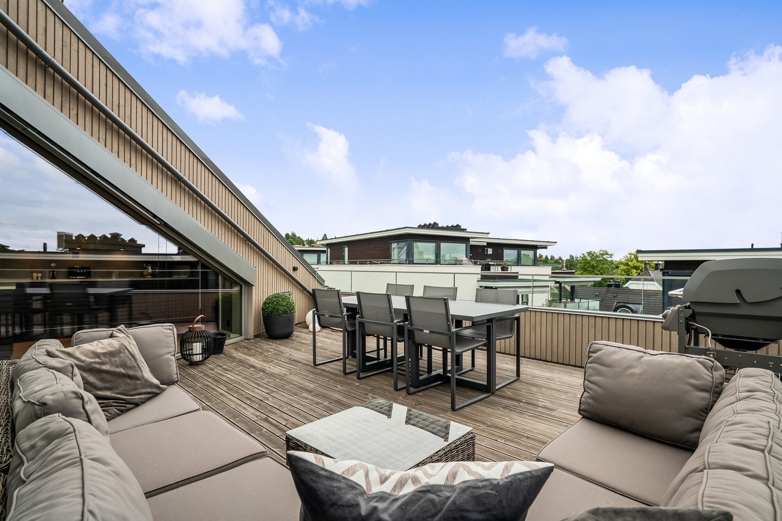 Terrassen er målt til hele 27 m² Galleribilde