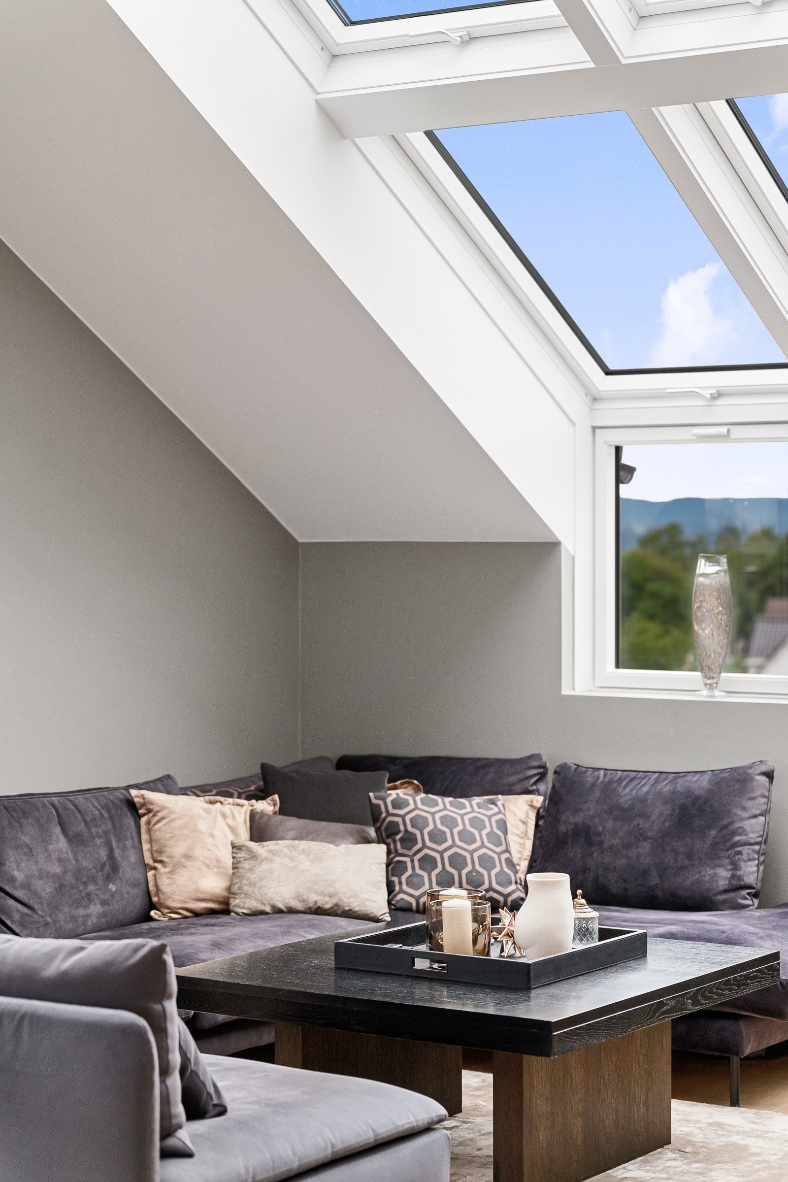 Store vindusflater, med takvindu og generøs takhøyde (4,95 på det høyeste i stuen) tilfører stuen rikelig med naturlig lys Galleribilde