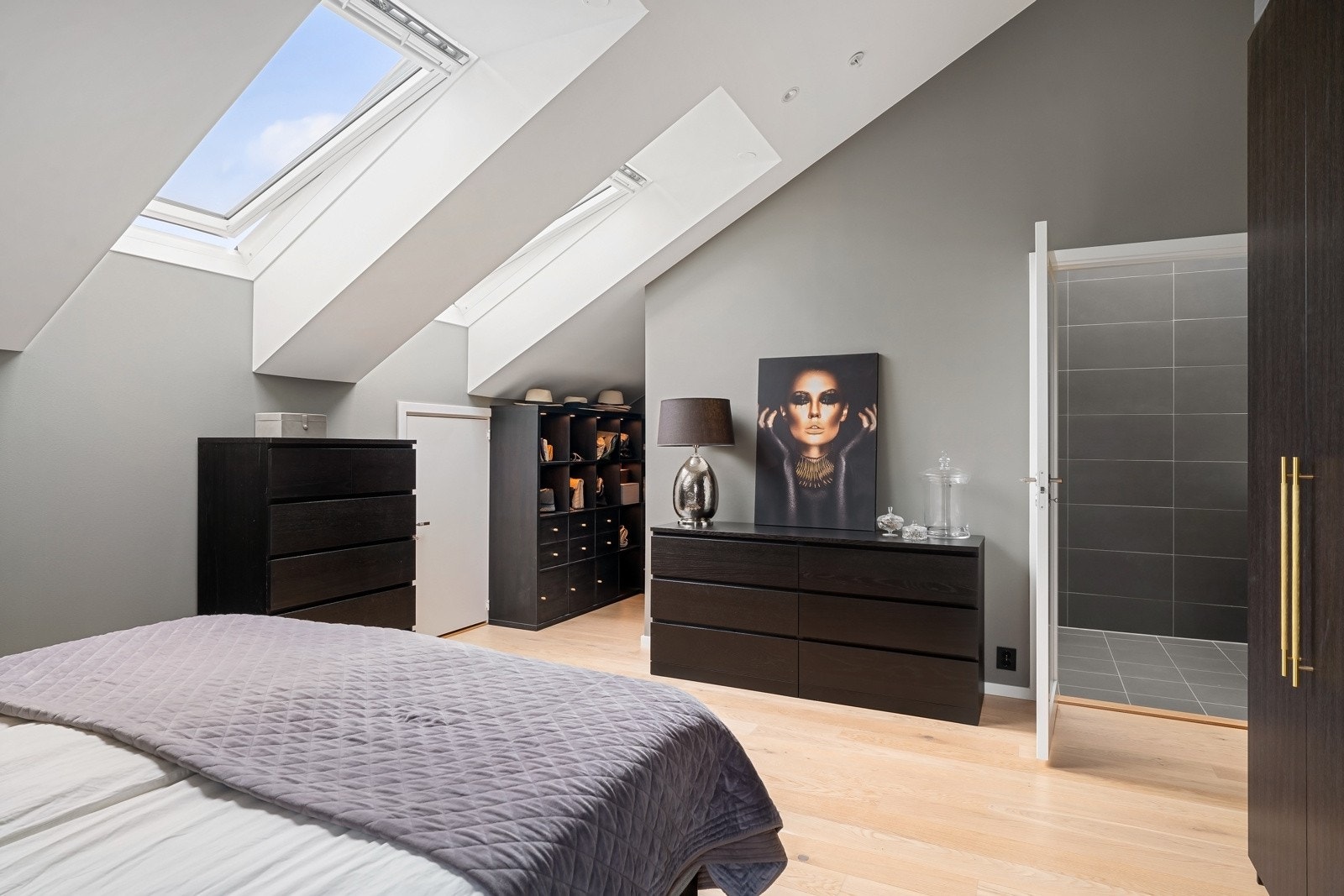 Skråtak med flotte takvindu gir en lun og deilig atmosfære og svært god romfølelse Galleribilde