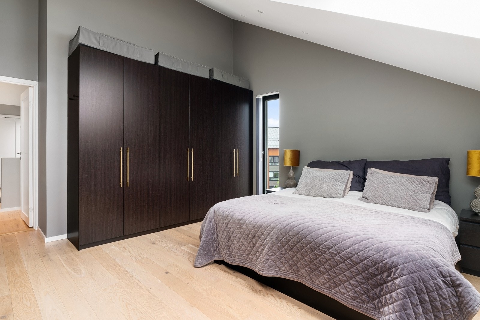 Hovedsoverommet er svært romslig, med god plass til stor dobbeltseng, nattbord, garderobeløsninger mm. Galleribilde