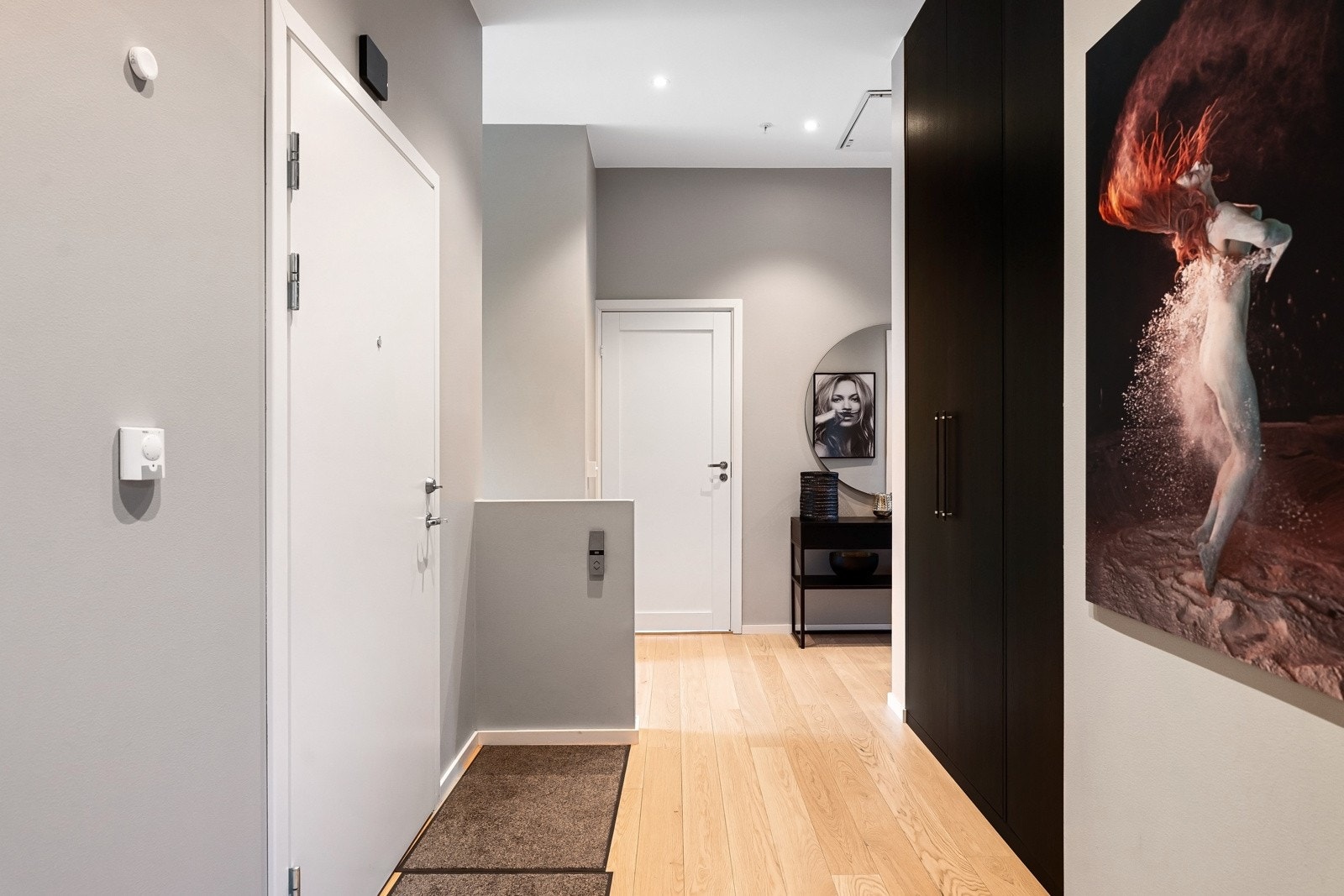 I gangen er det god plass til garderobeløsninger for praktisk oppheng og lagring av klær, sko og annet utstyr Galleribilde