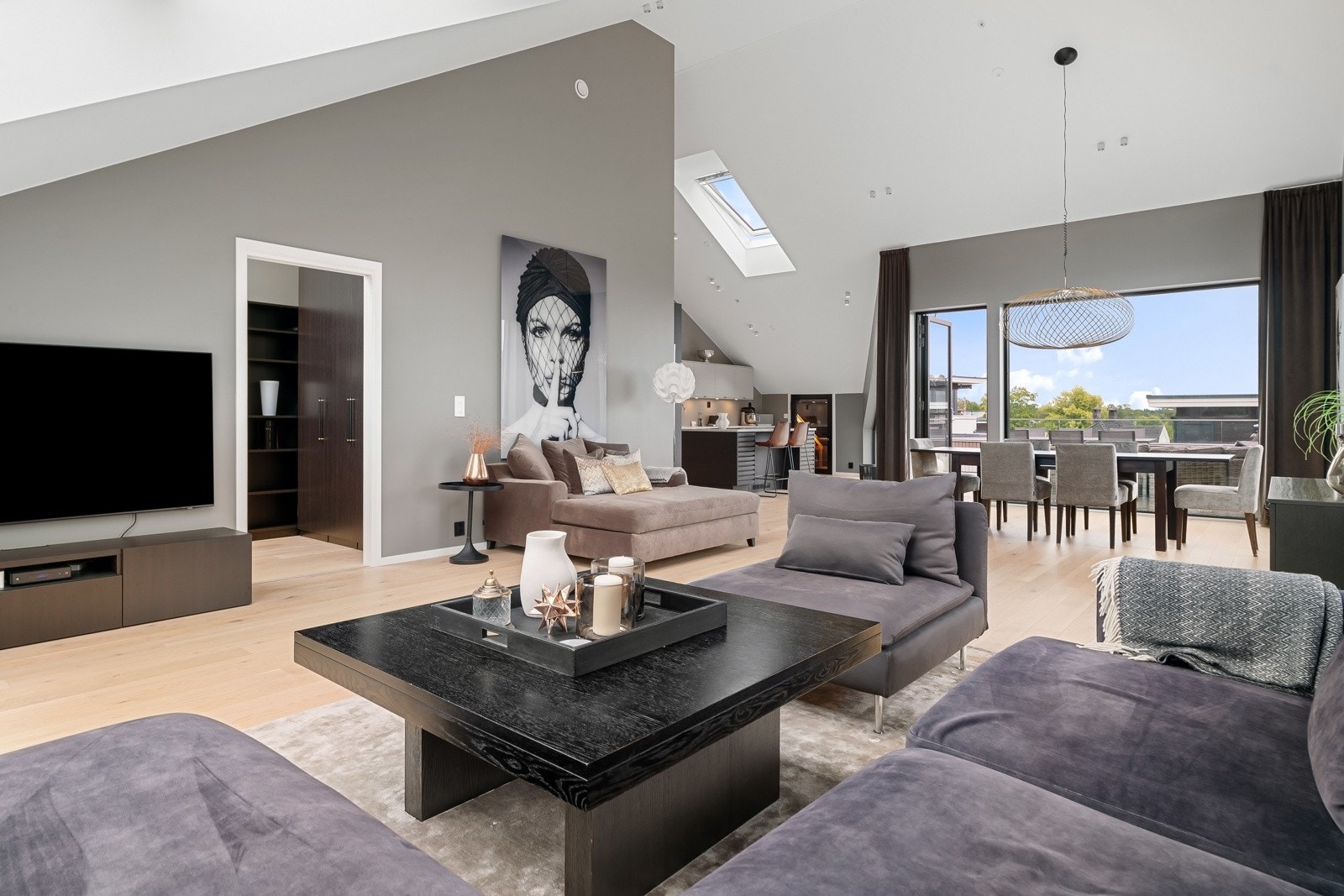 Boligen er smakfullt og moderne innredet, med smarte løsninger, samt en moderne, åpen planløsning, som byr på flere møbleringsmuligheter Galleribilde