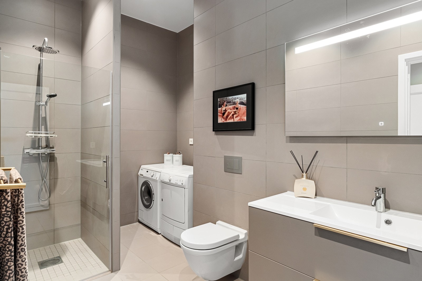 Baderom er av høy kvalitet og god utførelse, med lekker og moderne innredning og estetikk. Galleribilde