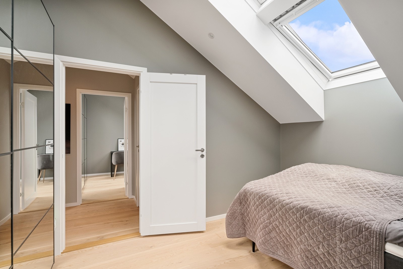 Rommene er malt i tidsriktige farger og er utstyrt med lekkre takvindu Galleribilde