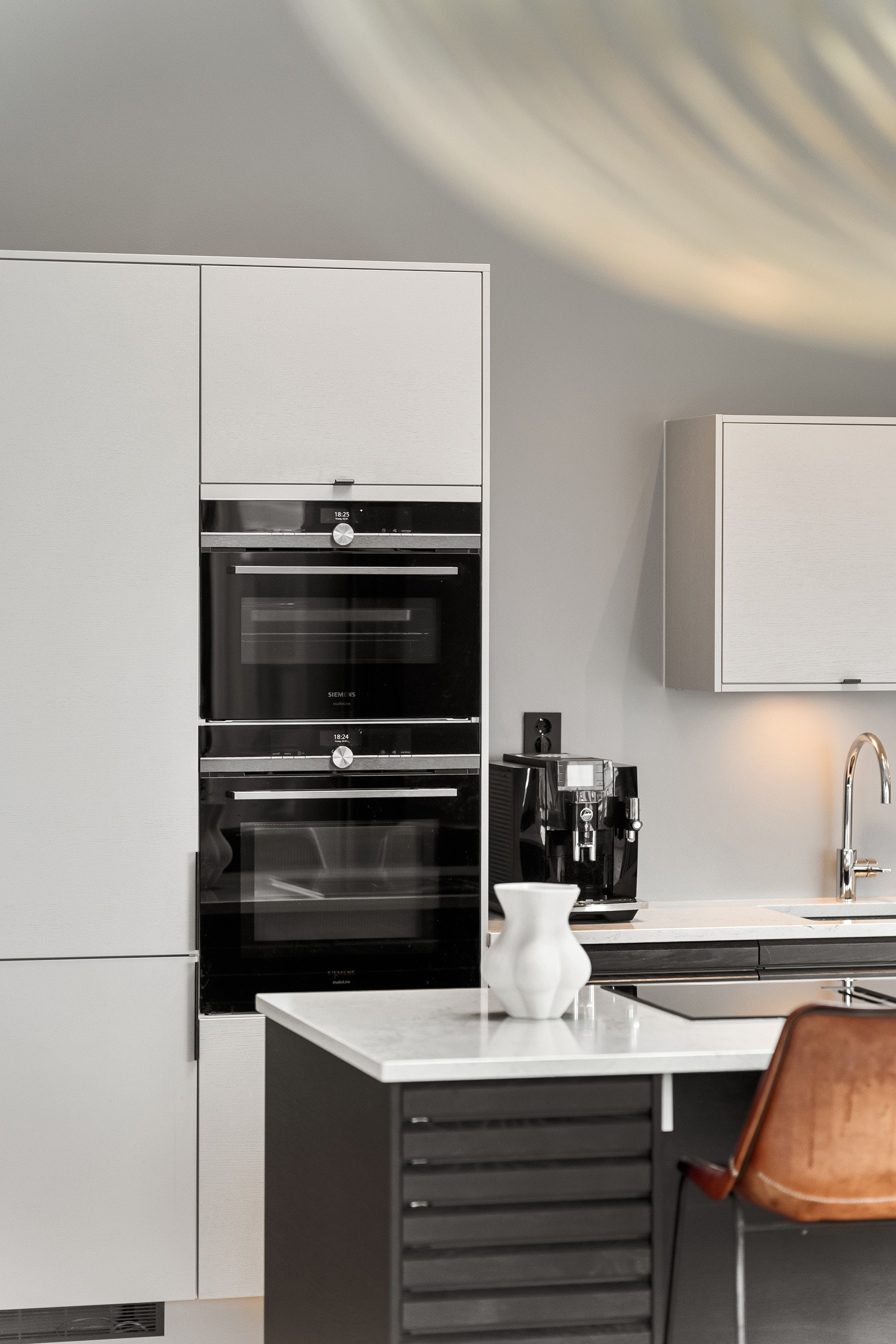 Rikelig med benkeplass gjør matlaging til en lek og godt med skapplass gir god plass til lagring av alt av kjøkkenutstyr Galleribilde