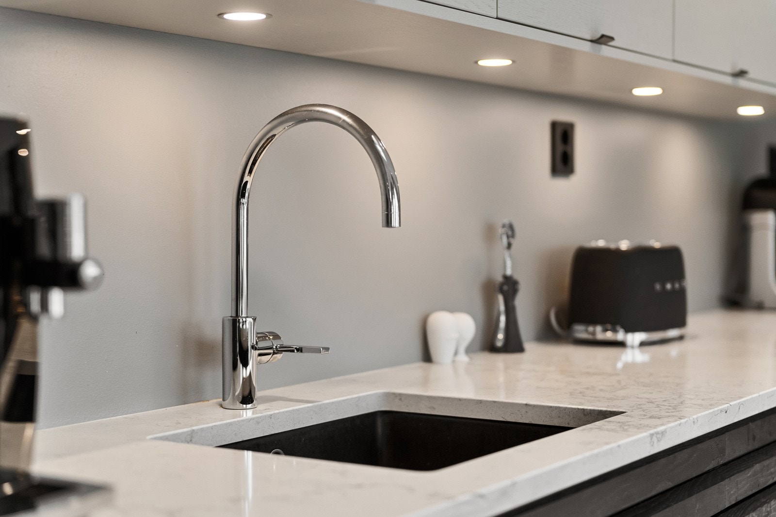 Lys under overskap, stikkontakter på vegg, nedfelt sort kum og ettgreps kran Galleribilde