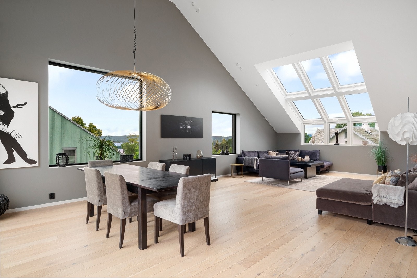 Stuen oppleves særdeles romslig og har rikelig med plass for innredning i diverse soner Galleribilde