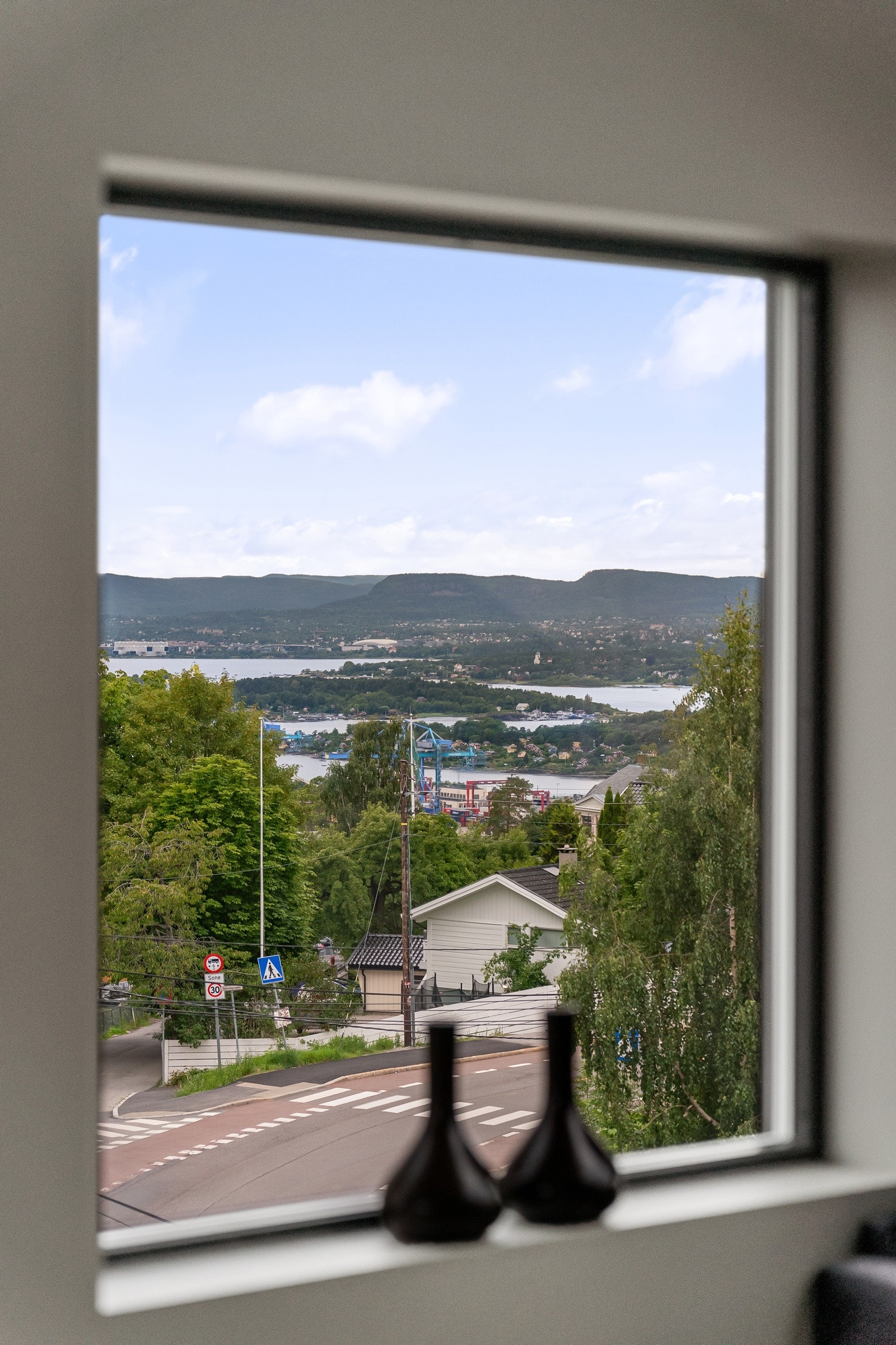 Leiligheten er utstyrt med skreddersydd solskjerming elektriske screens på alle vinduer i stuen, samt på balkongdøren Galleribilde