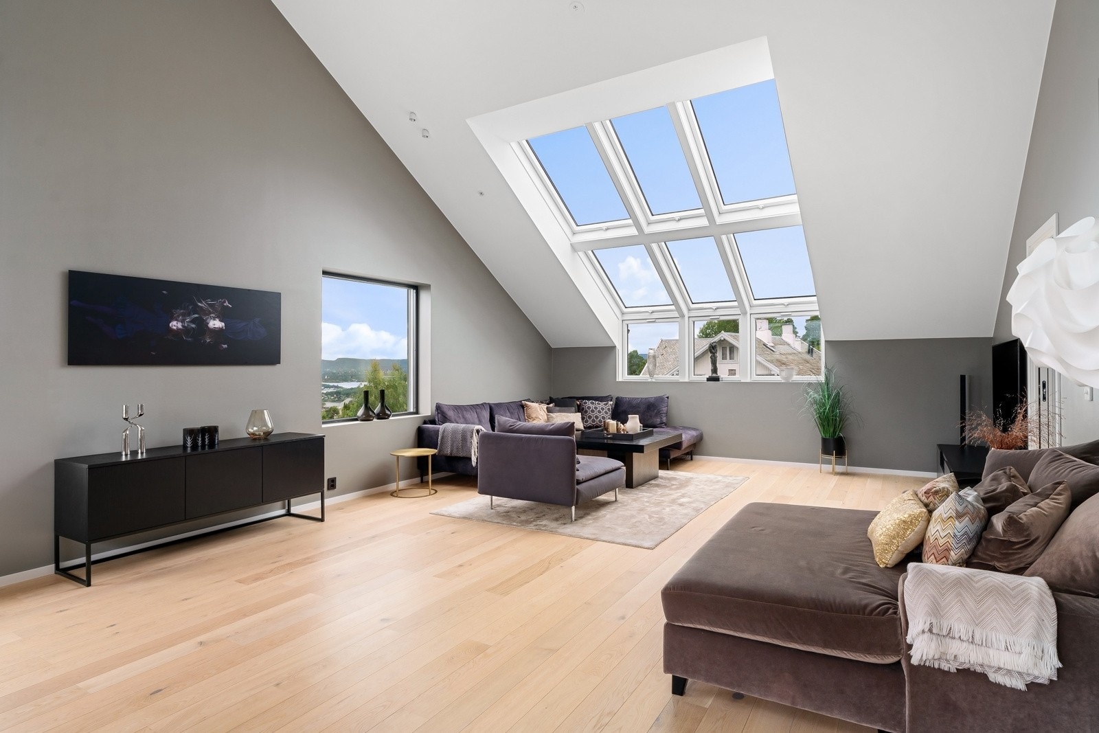 Glatte veggflater malt i stilrene farger og himlingsflater med downlights gir boligen et helhetlig elegant og stilfullt uttrykk Galleribilde