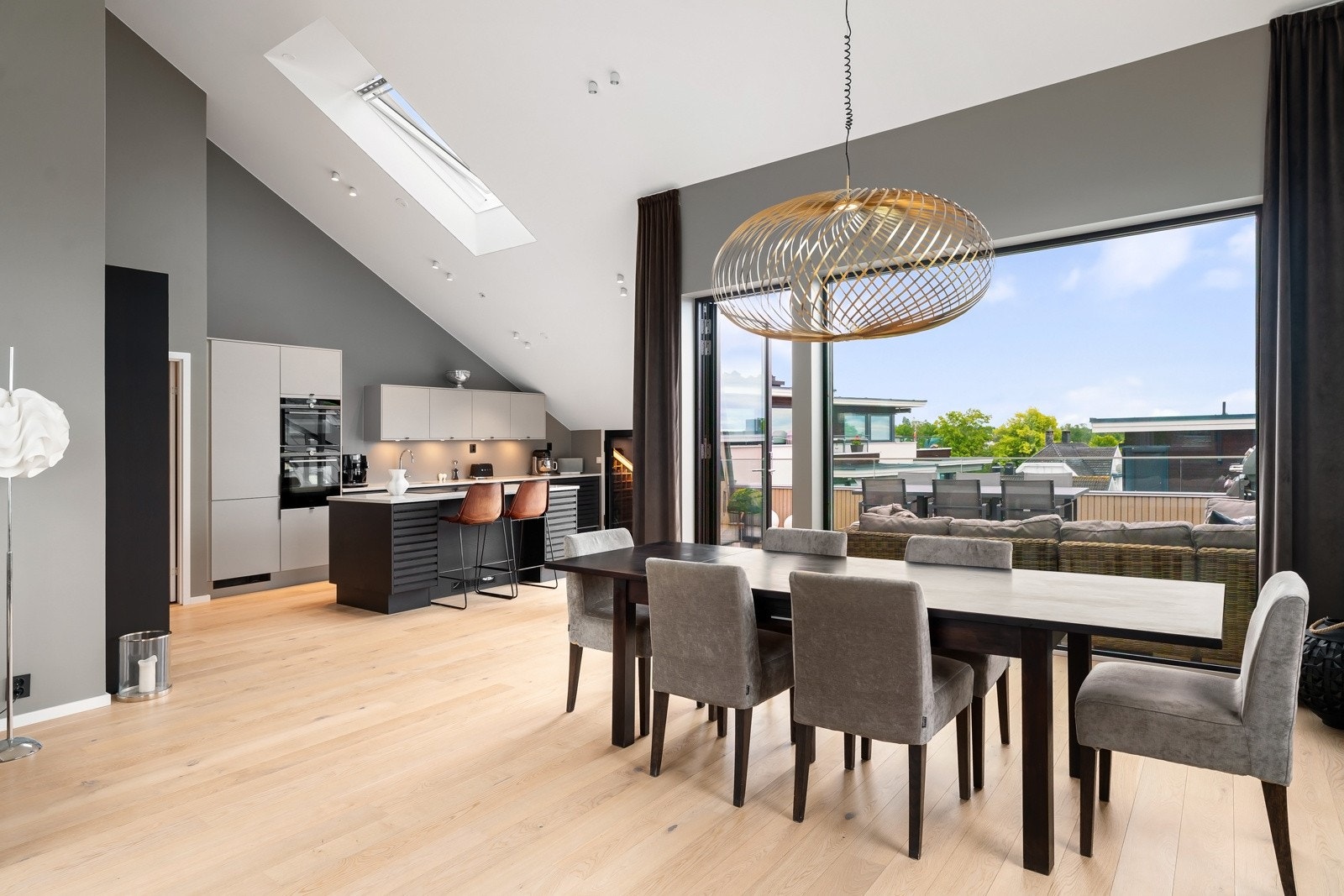 Leiligheten har egen takterrasse på 27 m², 2 garasjeplasser, fjordutsikt og heis inn til leiligheten. Galleribilde