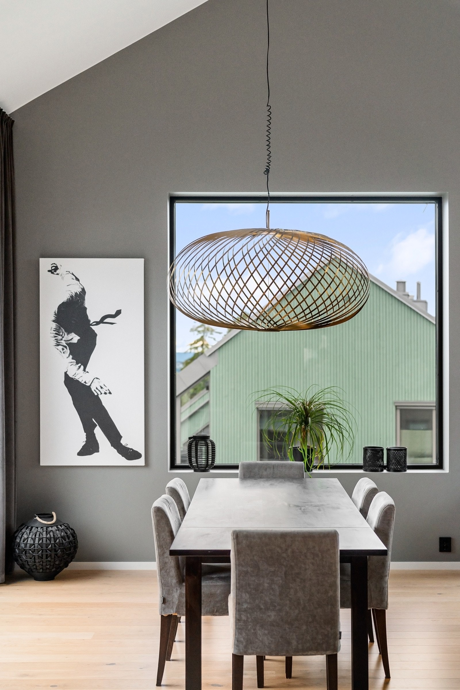 Plass til stort spisebord, gjør stuen perfekt til middagsselskaper og sosiale sammenkomster med venner og familie Galleribilde