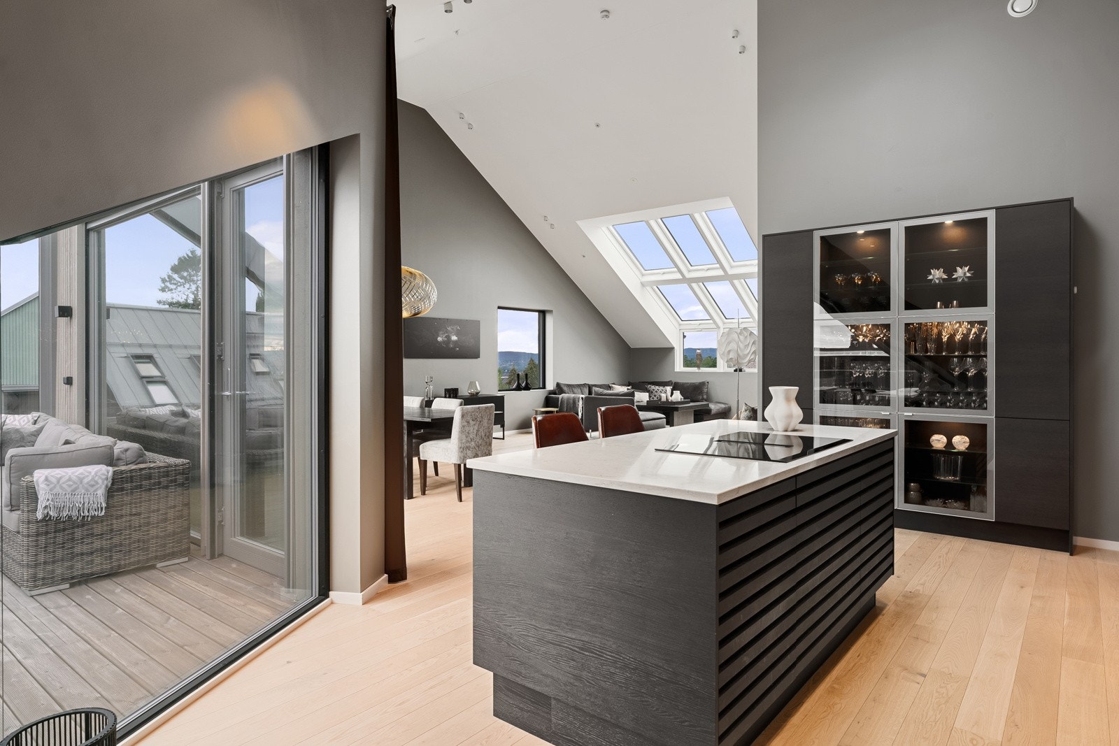 Også kjøkkenet er utstyrt med svarte detaljer, noe som fullfører stilen i rommet Galleribilde