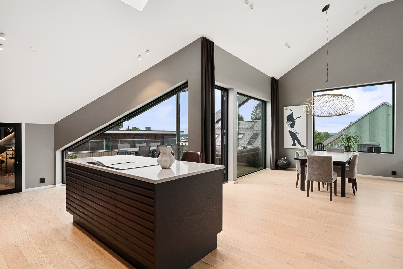 Kjøkkenet er velutstyrt, med lekker benkeplate i stein Galleribilde