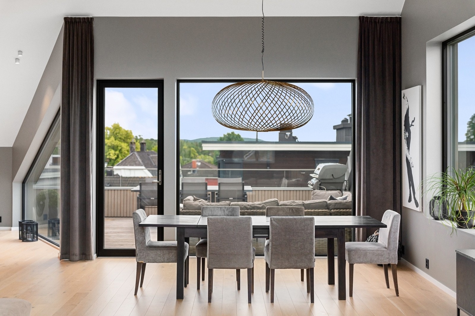 Skråvindu mot balkong har lamellgardin utvendig og elektrisk åpning Galleribilde