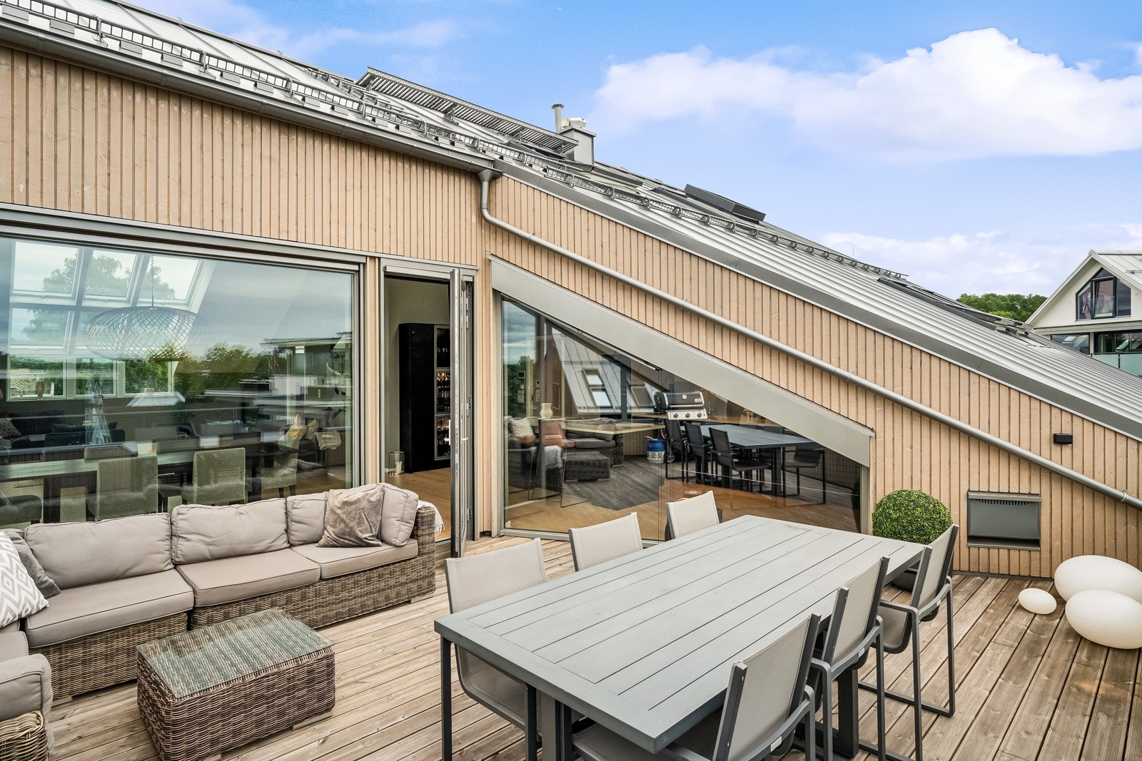 Fra stuen er det utgang til flott og solrik takterrasse Galleribilde