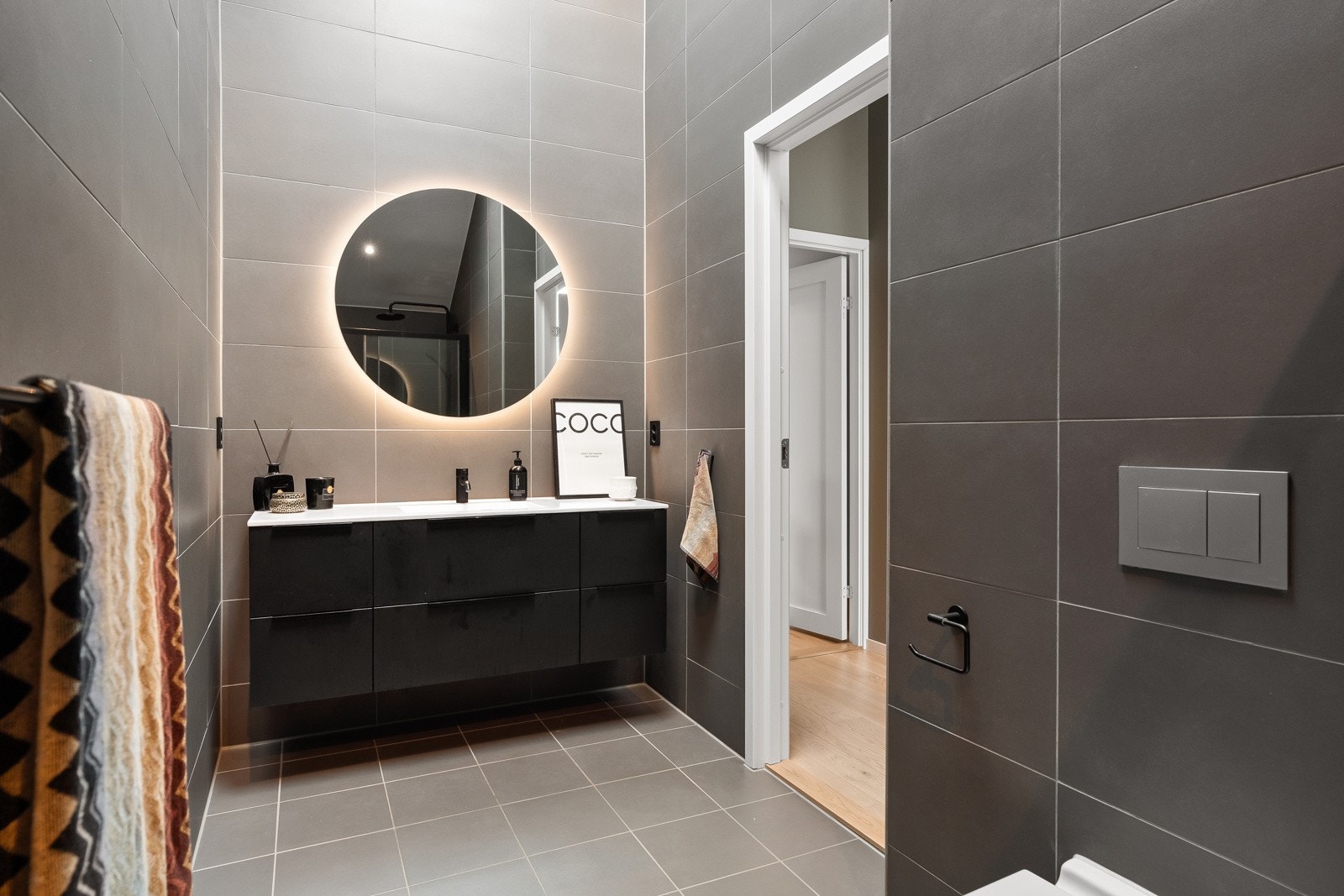 Lekkert og innbydende baderom, med direkte tilgang fra leilighetens hovedsoverom Galleribilde