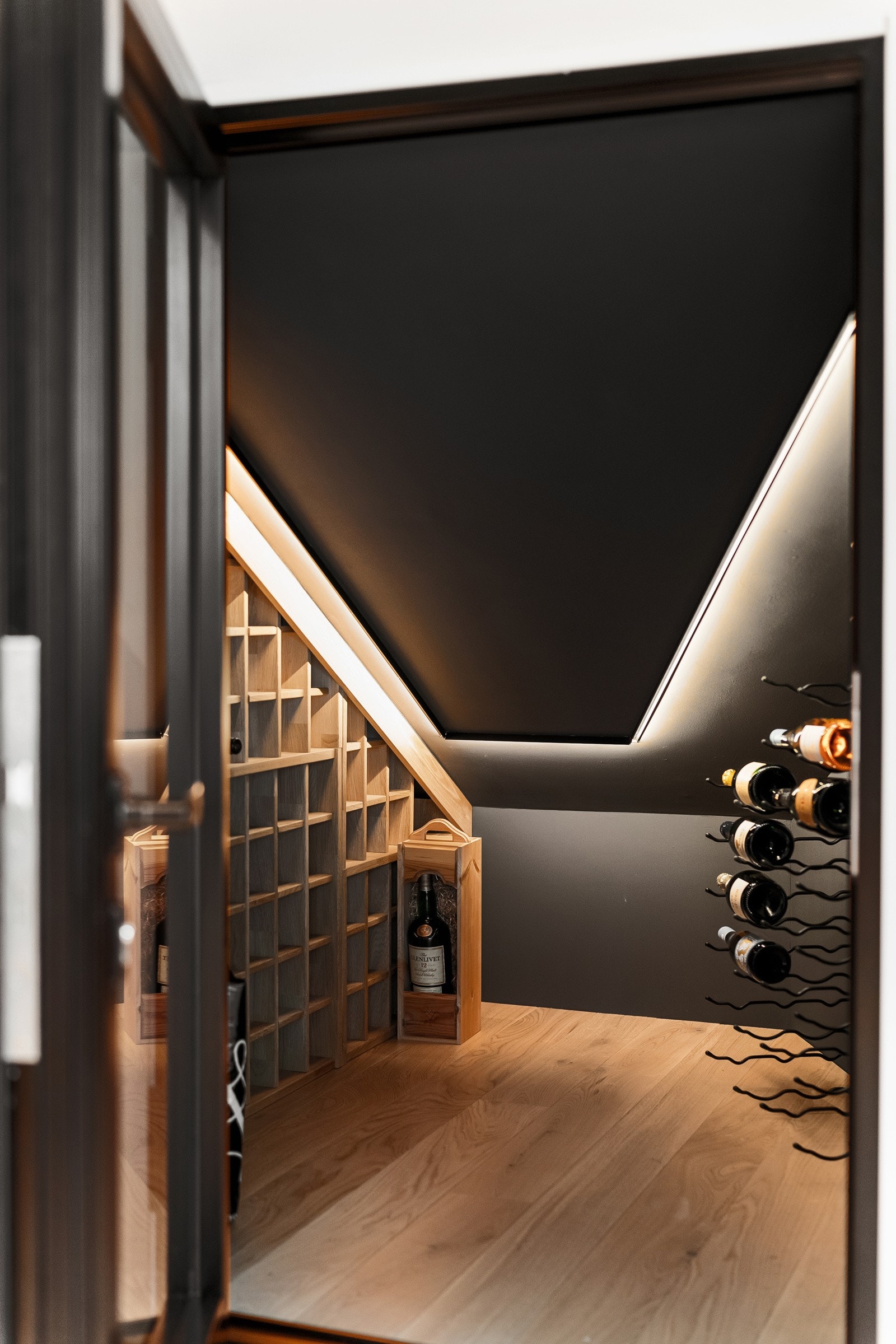 Kjølerommet er utstyrt med hyller for flasker langs den ene veggen Galleribilde