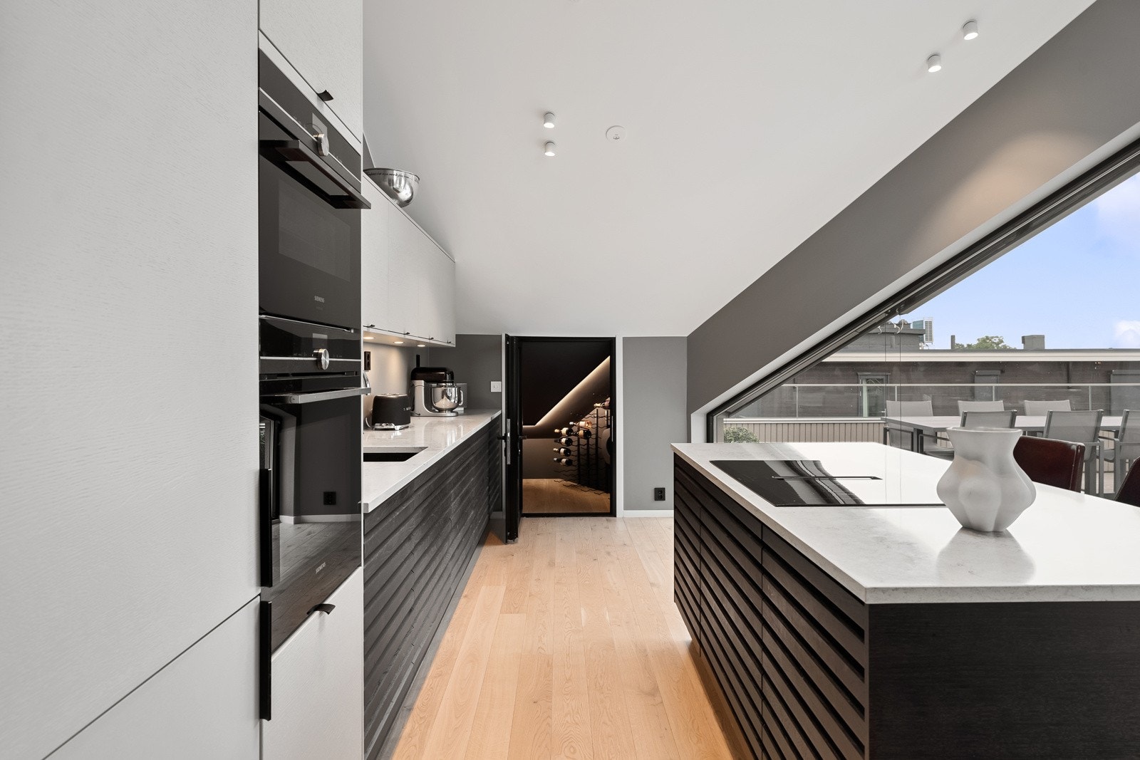 Ved kjøkkenet er leiligheten utstyrt med kjølerom Galleribilde