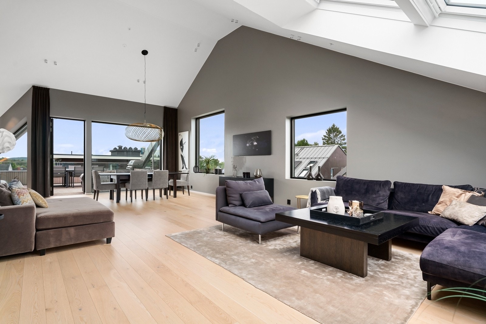 Leiligheten er fra 2021, og har gjennomgående høy standard på overflater, innredninger og utstyr Galleribilde