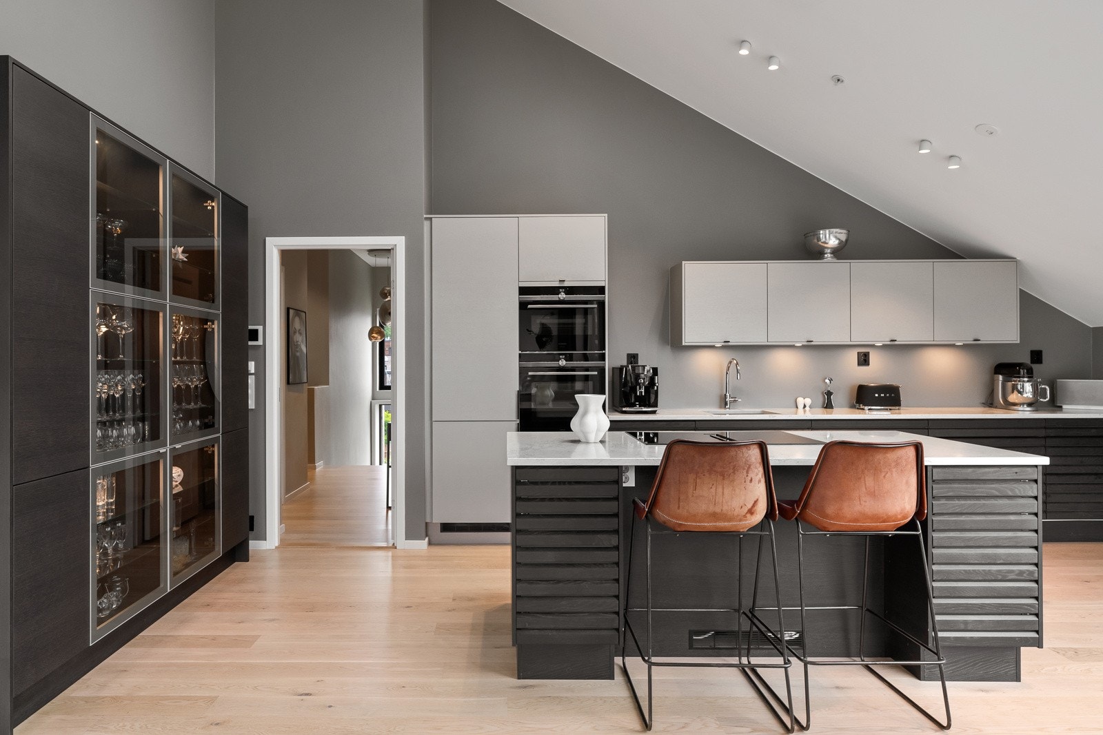 Boligen har et strøkent og stilrent kjøkken, med hvitevarer fra kvalitetsmerket Siemens Galleribilde