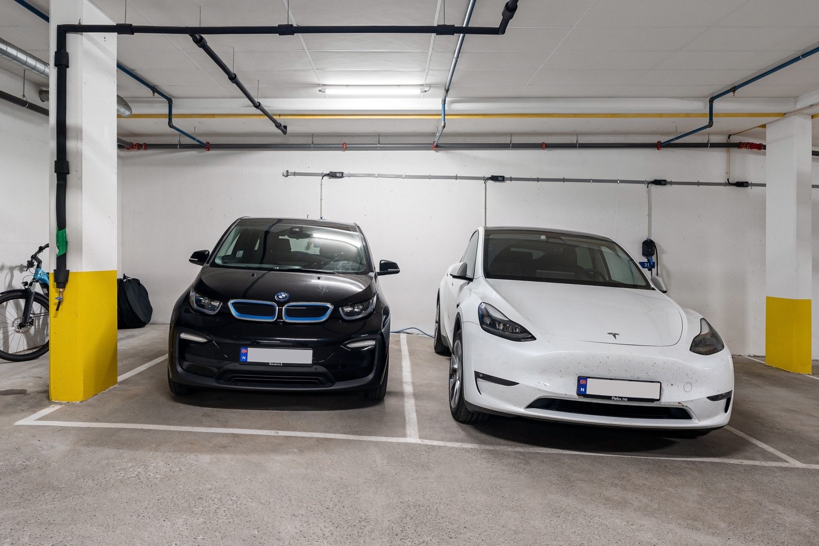 Seksjonen har to parkeringsplasser i felles parkeringskjeller med elbillader Galleribilde