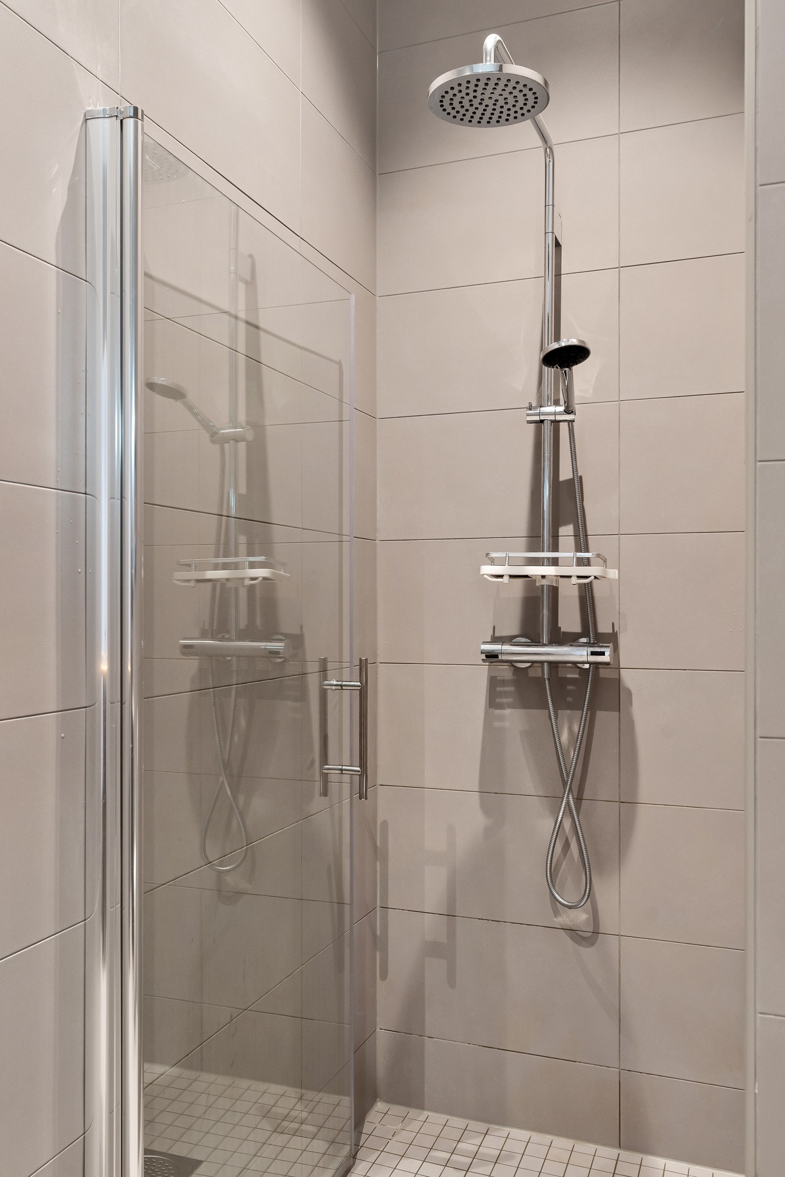 Svingbar dusjdør i glass og regnfallsdusj Galleribilde