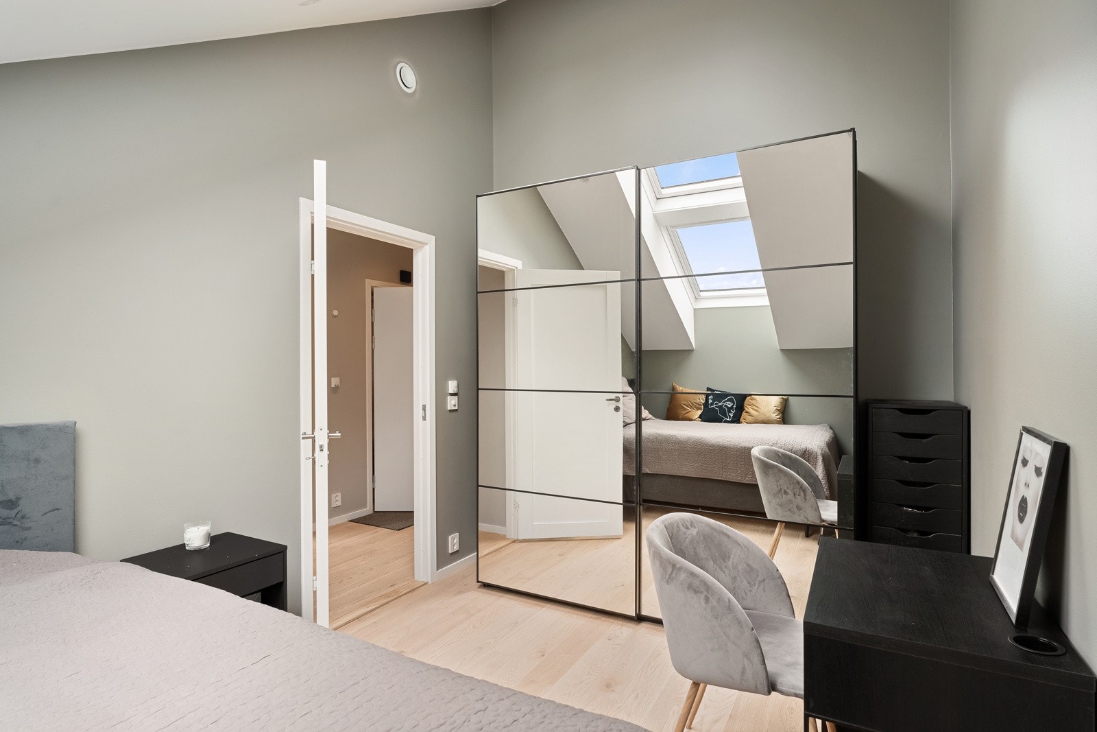 Rommene passer utmerket til for eksempel barnerom, gjestrom, eller hjemmekontor/hobbyrom Galleribilde