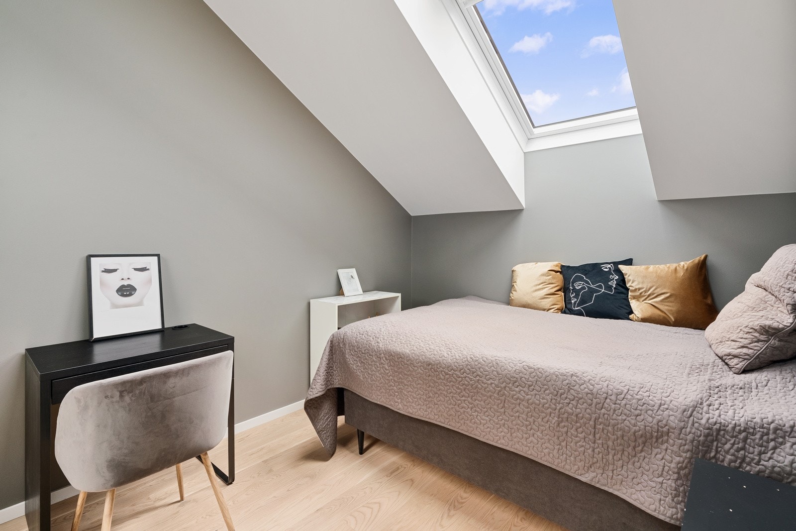 Elektrisk åpning og elektrisk gardin på innsiden av takvinduene på soverommene Galleribilde