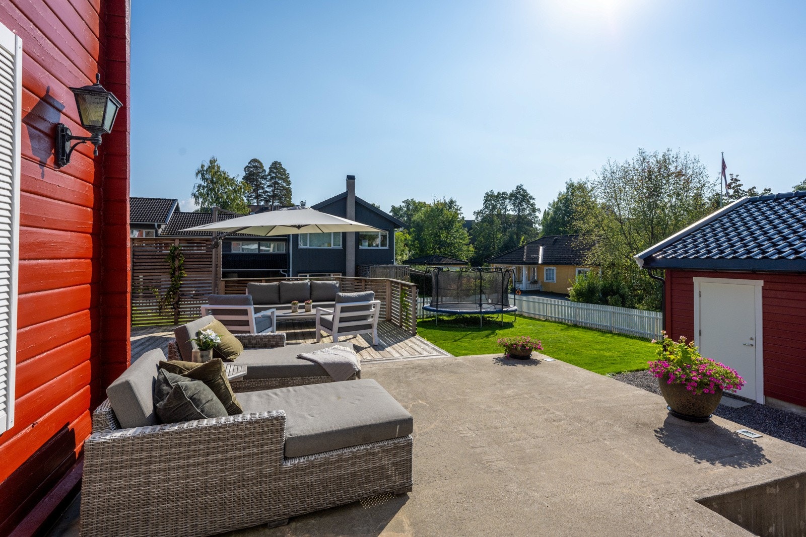 Terrassen er på 96 kvm. Galleribilde