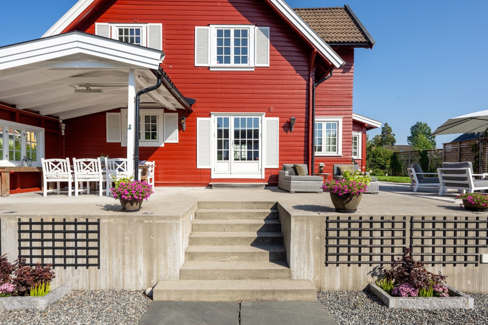 Gulvet på terrassen er delvis av betong med innebygde spotter og impregnerte terrassebord og skiferstein. Galleribilde